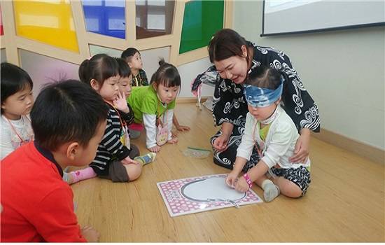 완산도서관이 다문화 체험 프로그램을 운영하고 있다. ⓒ 전주시