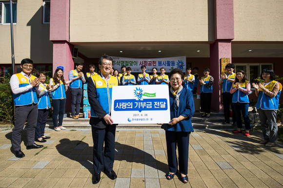 한국중부발전 장성익 사장직무대행과 사회봉사단들이 추석명절을 맞아 대천 애육원을 방문해 물품과 성금을 전달하고 있다. ⓒ 한국중부발전