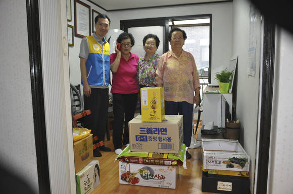 한국중부발전 서울건설본부 사회봉사단이 노인종합복지관을 방문하여 추석명절맞이 봉사활동을 펼치고 있다. ⓒ 한국중부발전