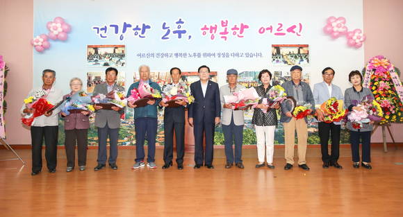 지난 28일 태안군청 대강당에서 지역 노인들을 비롯, 한상기 군수와 군 관계자, 이용희 군의장 및 군의원, 각급 기관·단체장 등 500명이 참석한 가운데 '제21회 노인의 날' 기념행사가 열렸다. ⓒ 태안군청