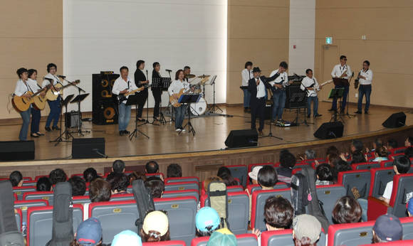 거제시 장목면 JM대금산밴드가 무대를 펼치고 있다. ⓒ 청주시청