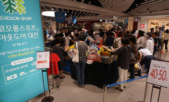 올해 6월 롯데백화점 대구점 지하 2층에서 진행한 코오롱 아웃도어 대전의 모습. ⓒ 롯데백화점