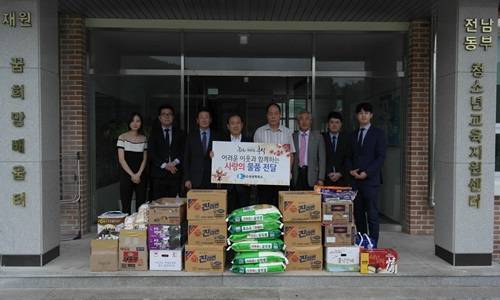 여수상의 임직원들이 관계자들과 기념촬영 하고 있다. ⓒ 여수상의