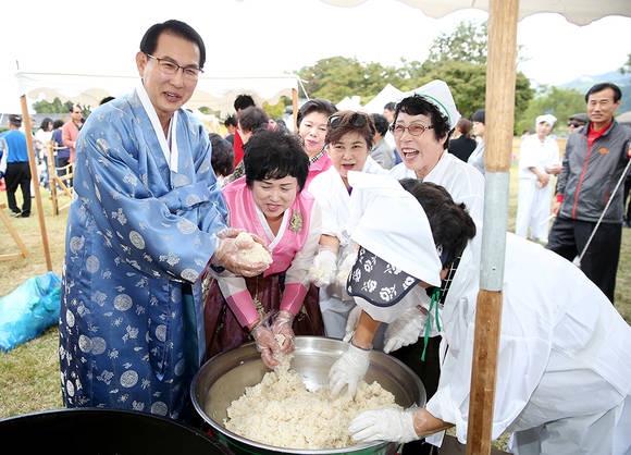 서산해미읍성 주먹밥 만들기 모습. ⓒ 서산군청