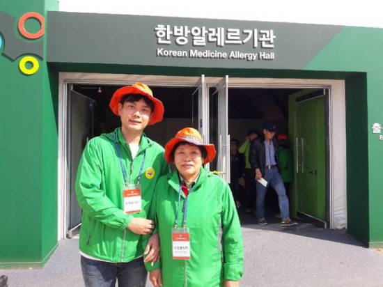 추석도 반납한 손자와의 엑스포 자원봉사. ⓒ 충북도청