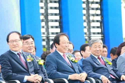 군민 화합 한마당에서 환하게 웃고 있는 고길호 군수. = 나광운 기자