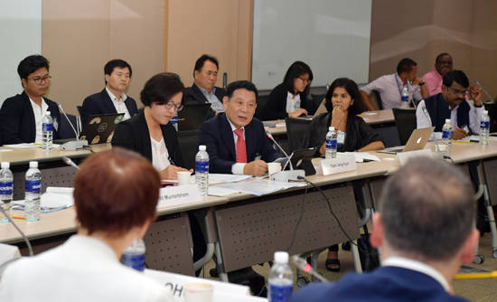 윤장현 광주광역시장이 지난 3일 태국 방콕에서 열린 '공공영역에서 시민참여 활성화를 위한 가이드라인 자문회의'에서 광주광역시가 추진하고 있는 광주시민총회, 시민참여예산제 등 광주형 직접민주주의 모델들을 발표하고 있다. ⓒ 광주광역시