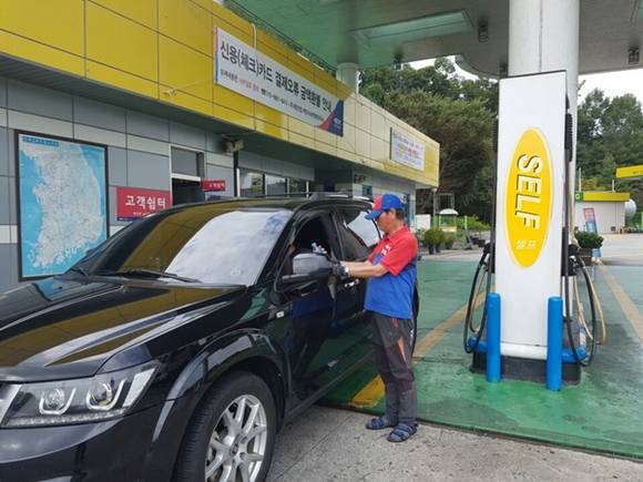 백양사 주유소에서 고객에게 송편을 나눠주고 있다. Ⓒ 백양사 주유소