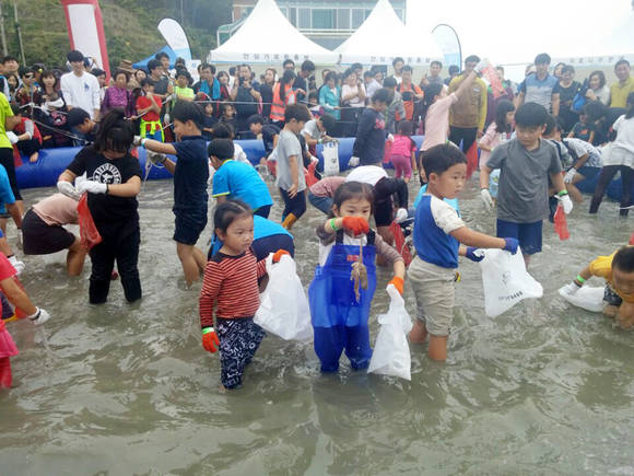 지난해 열린 서산뻘낙지먹물축제 어린이가 낙지 잡고 있다. ⓒ 서산시청