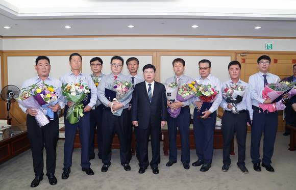 시내버스 안전 및 친절 모범 운수종사자 표창상을 받은 사람들이 기념사진을 찍고 있다. ⓒ 대전광역시