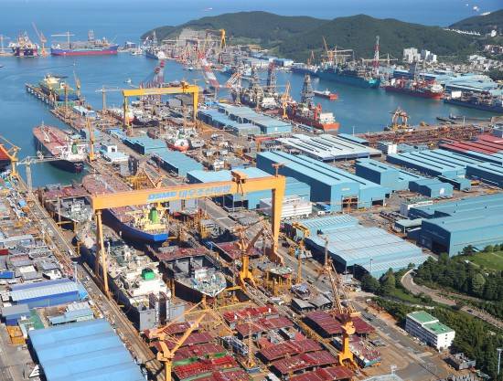 한국 조선업계는 지난해에 비해 수주는 늘어났으나 수주잔량은 더욱 감소하고 있다. 사진은 대우조선해양 옥포조선소 전경. ⓒ 뉴스1