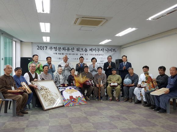 전국의 무형문화재 13명이 대표작품을 청주시문화산업진흥재단과 보은군에 공동 기증했다. ⓒ 청주시청