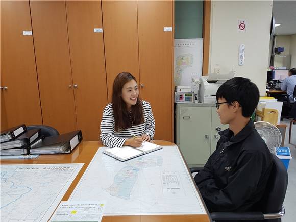 복지담당자가 내방한 민원인과 상담하고 있다. ⓒ 예산군청