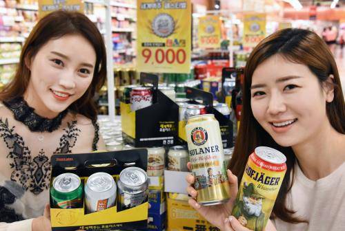 12일 홈플러스 강서점에서 모델들이 세계맥주를 선보이고 있다. ⓒ 홈플러스