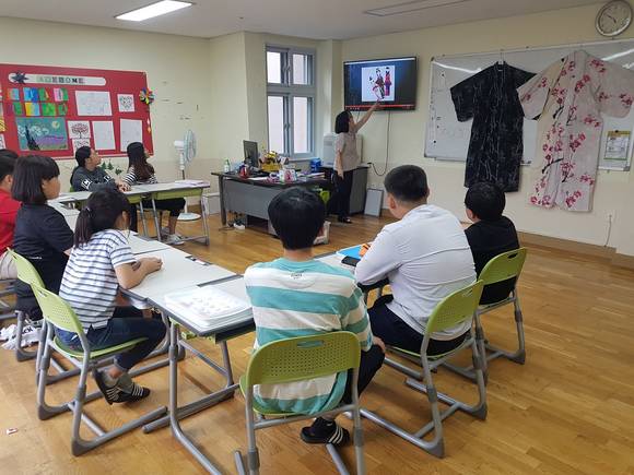 학생들이 일본원어민 선생님과 함께 문화 체험을 하고 있다. ⓒ 충북도청