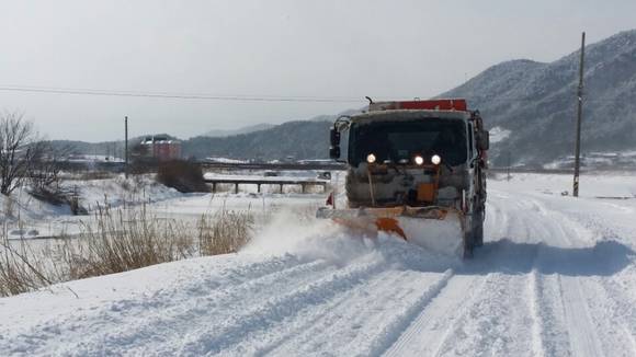 지난해 도로 제설을 하는 모습. ⓒ 보령시청