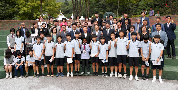 지난달 7일과 8일 양일간 진행된 '2017 천안 자유학기제 진로체험 페스티벌'에서 청소년과 관계자들이 사진을 찍고 있다. ⓒ 천안시청