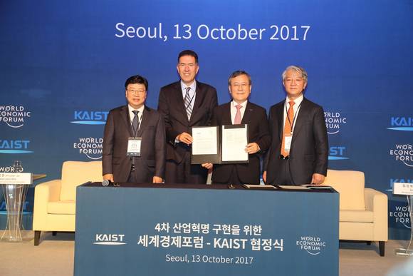 다보스포럼 4차산업혁명 원탁회의에 참여한 권선택 시장(맨 왼쪽)이 관계자들과 기념촬영 하고 있다. ⓒ 대전광역시