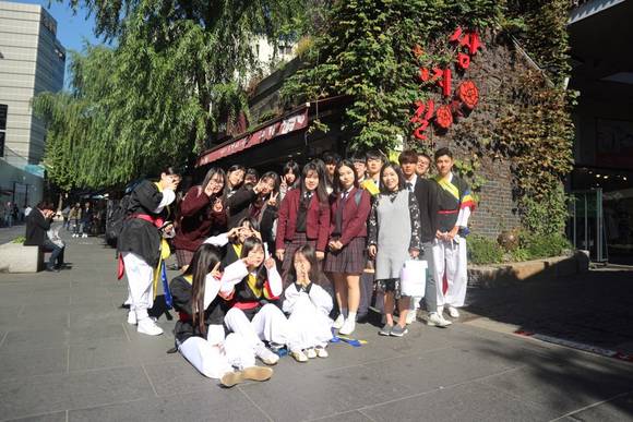 테마별 체험학습을 한 괴산고 학생들이 기념사진을 찍고 있다. ⓒ 충북교육청