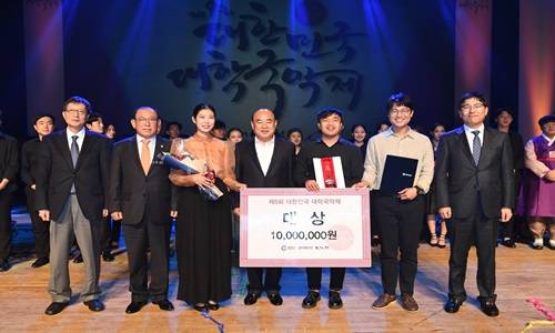 대상을 받은 '방자한콜라주'팀이 관계자와 기념촬영을 했다. ⓒ 광양제철소