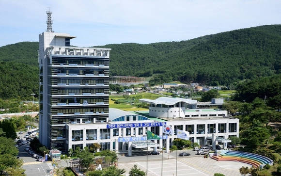 부산광역시 기장군의 행정 업무를 맡은 국가기관인 기장군청의 모습이예요. ⓒ 기장군