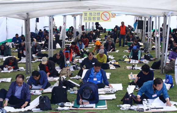 15일 전국 각지의 서예 애호가들이 제28회 추사 김정희선생 추모 전국휘호대회에 참여해 실력을 펼쳤다. ⓒ 예산군청