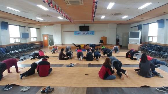 장애인들이 수영구 보건소가 운영하는 '신체활동교실 프로그램에 참여하고 있다. ⓔ 수영구