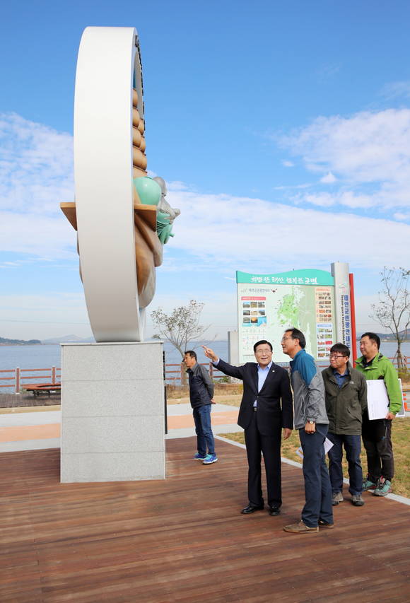 15일 한상기 군수는 조형물 설치 현장을 방문했다. ⓒ 태안군수