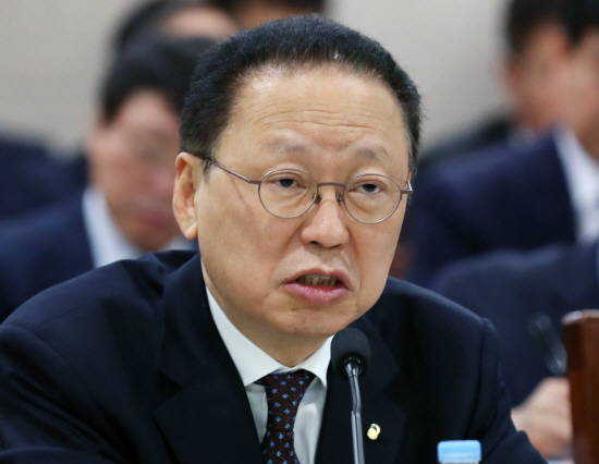 17일 열린 국정감사에서 최흥식 금감원장이 답변을 하고 있다. ⓒ 뉴스1