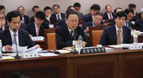 최흥식 금융감독원장이 17일 여의도 금융감독원에서 열린 국회 정무위원회 국정감사 중 질의에 답변하고 있다. ⓒ 뉴스1