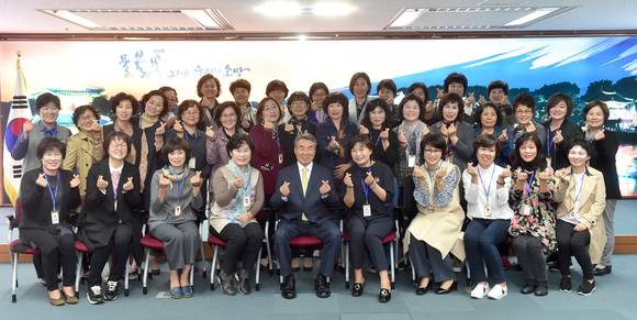 이창희 진주시장이 독거노인 생활관리사들과 소통의 시간을 보냈다. ⓒ 진주시청