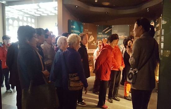 전주역사박물관에서 학예연구사의 전시해설을 듣고있는 어르신~ ⓒ 전주시