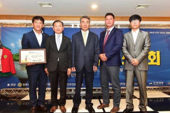 이창희 시장이 진주시골프협회와 기념촬영을 하고 있다. ⓒ 진주시청
