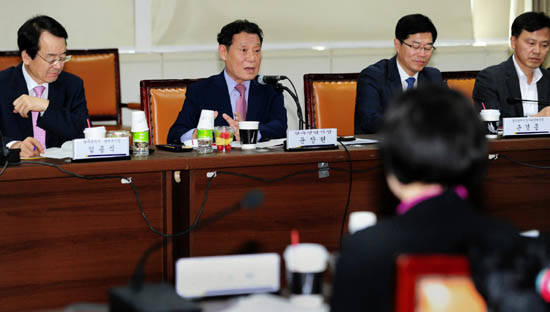 윤장현 광주광역시장이 17일 오후 시청 3층 중회의실에서 경제지표 점검회의에 참석해 회의를 주재하고 있다. ⓒ 광주광역시