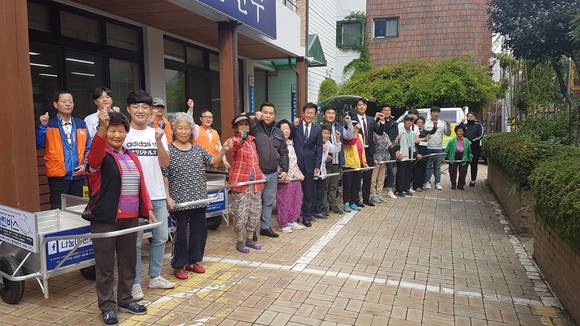 성북동좋은세상과 진주 SNS봉사동아리가 폐지를 수집하는 노인들에게 리어카를 전달하고 있다. ⓒ 진주시청