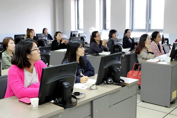 2017. 학부모 정보대학 운영중 교육을 받고있는 모습. ⓒ 충북도교육청