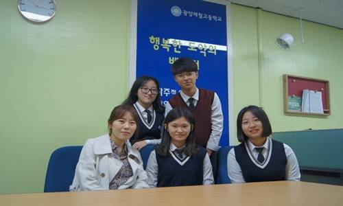 신지영 선생님과 학생들이 기념촬영을 했다. ⓒ 광양제철고