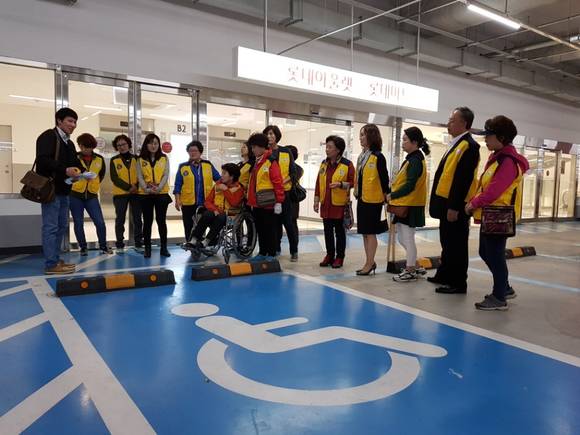 무장애도시 상평동위원회가 BF인증시설인 롯데몰 진주점을 견학하고 있다. ⓒ 진주시청