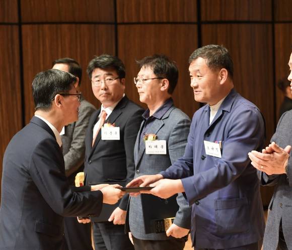 기장군(오규석 군수, 오른쪽)이 국토부가 주최하는 '2017년 대한민국 도시대상평가'에서 도시경제부문 전국 1위에 올랐다. ⓒ 기장군