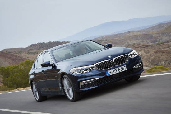 7세대 BMW 5시리즈는 이전 세대모델과 비교해 차체는 향상 커진 반면, 공차중량은 가벼워져 보다 역동적 주행 경험과 안락함을 제공한다. ⓒ BMW 코리아