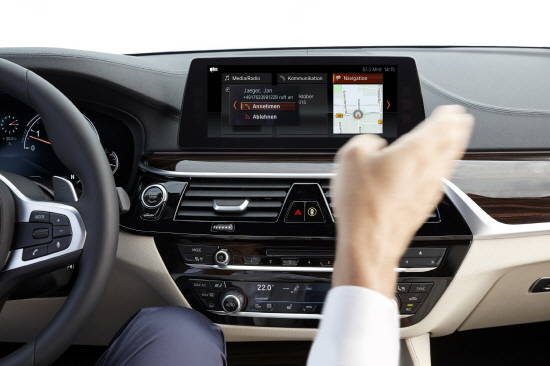 BMW 7시리즈에서 선보인 바 있는 '제스처 컨트롤'도 제공돼 iDrive·음성인식·터치스크린에 이어 기능을 간편한 손동작으로 작동할 수 있다. ⓒ BMW 코리아