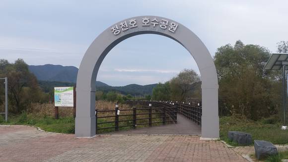 청라청천호 둘레길과 공원내 수변데크 전경. ⓒ 보령시청