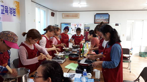 해삼·해당화을 이용 요리교실서 요리를 하고 있다. ⓒ 보령시청