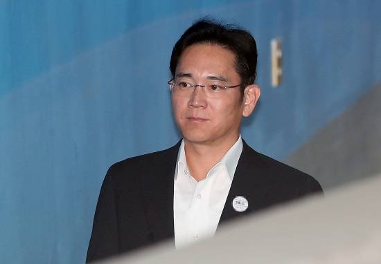 이재용 부회장이 19일 오전 열린 항소심 2차 공판장으로 향하고 있다. ⓒ 뉴스1