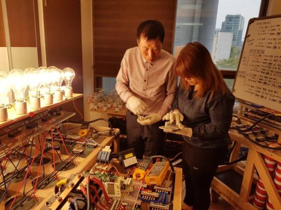 이엠피연구소 연구원들이 스마트전자발전기 제품을 시연해보이고 있다. ⓒ 이엠피연구소