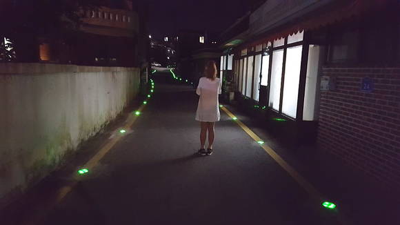 당진1동 우두동에 안전한 골목길이 조성된 후 여성이 안전하게 귀가하고 있다. ⓒ 당진시청