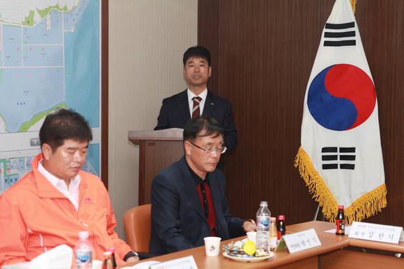 김한기 진주시소상공인연합회 회장이 현판식에서 지역소상공인의 경영마인드에 대해 설명하고 있다. ⓒ 진주시소상공인연합회