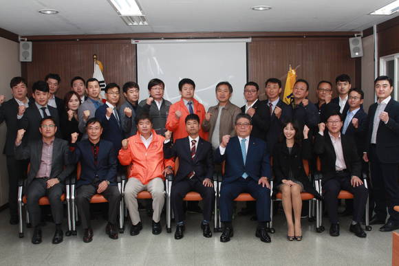 진주시소상공인연합회 회원들이 지역소상공인들의 발전을 위해 힘찬 의지를 다지고 있다. ⓒ 진주시소상공인연합회