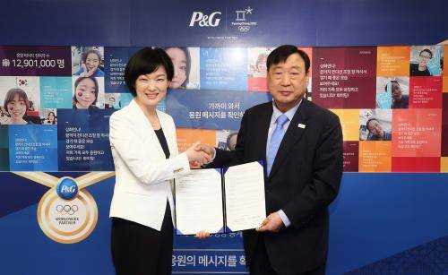 김주연 한국P&G 사장(왼쪽)과 이희범 2018 평창동계올림픽조직위원장이 2018 평창동계올림픽대회 공식 응답하라 오천만 캠페인 업무 협약 체결 후 기념 촬영을 하고 있다. ⓒ 한국P&G