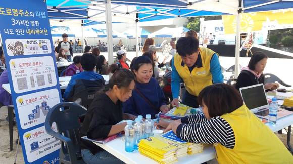 충남도는 다문화가족에게 한국형 도로명주소 사용방법 안내 및 직접 검색해 알려주는 민원상담도 실시했다. ⓒ 충남도청